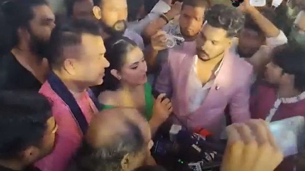 ‘ভুয়া ভুয়া’ স্লোগান, স্টেজ থেকে বিদায় নিয়ে যা বললেন পরীমণি