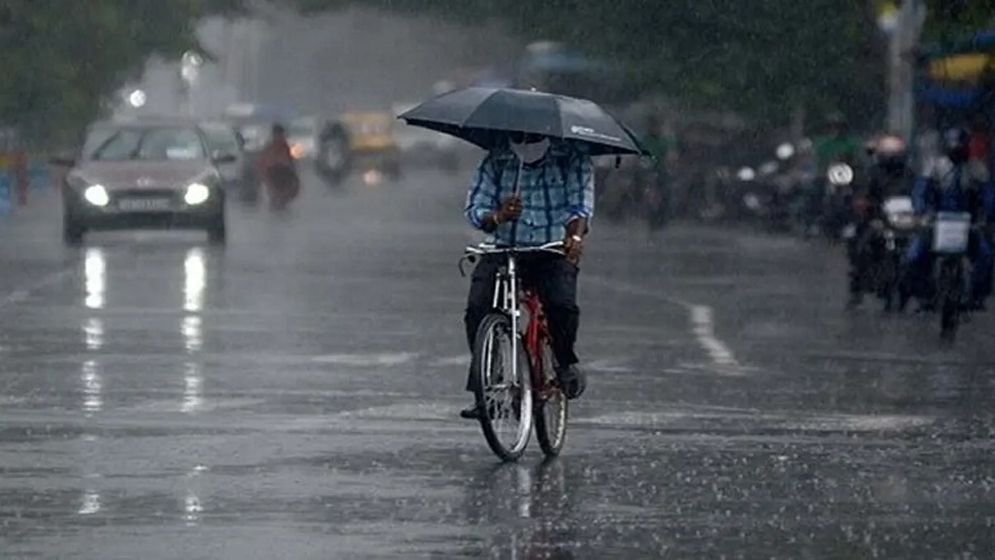 রাতের তাপমাত্রা কমে বৃষ্টির আভাস