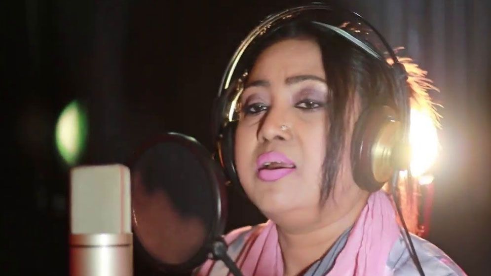 দেশে ফিরছেন বেবী নাজনীন