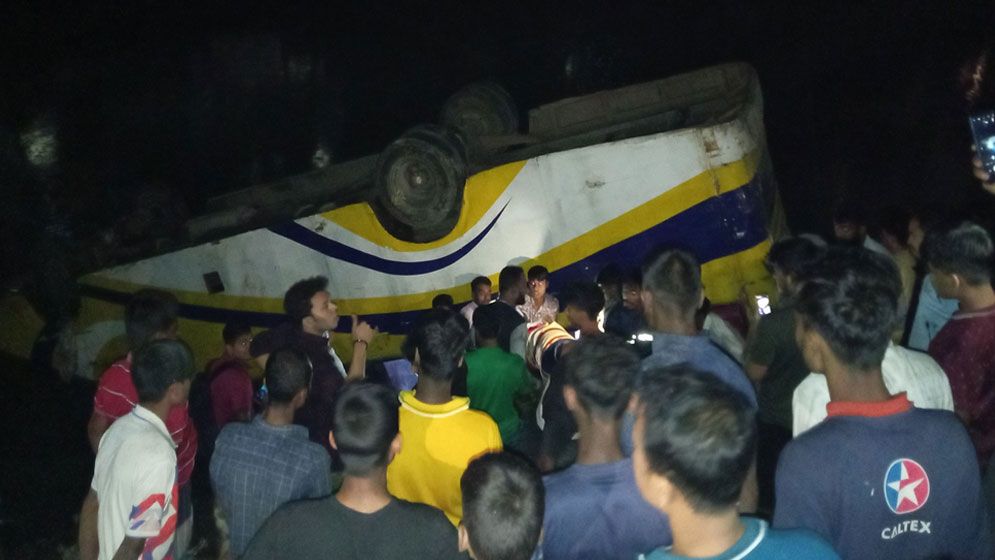 বনশ্রীতে যাত্রীবাহী বাস উল্টে খালে, হতাহতের শঙ্কা