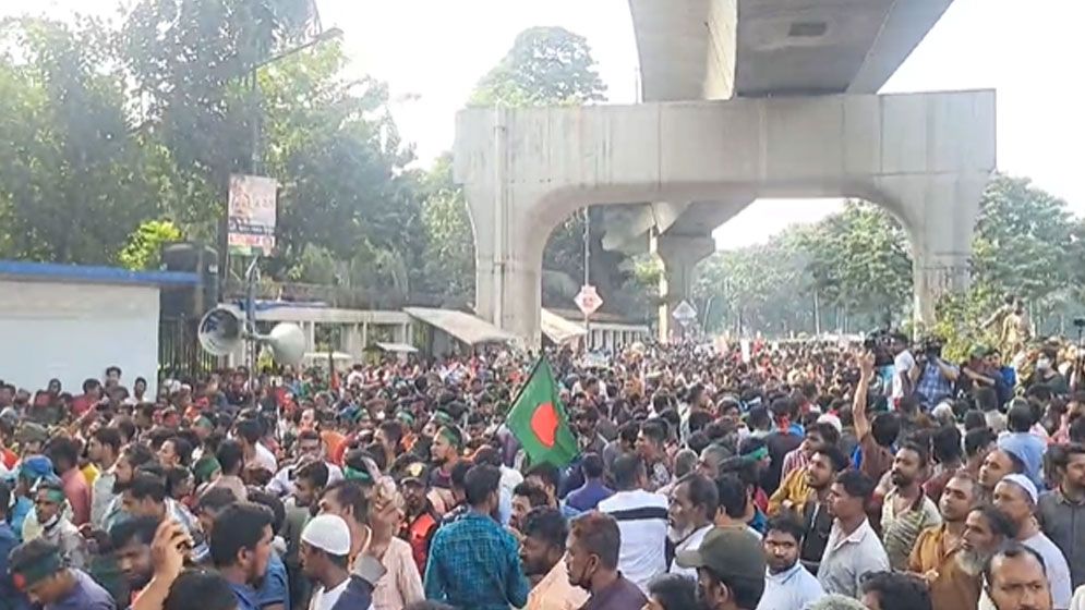 রাজধানীতে ব্যাটারিচালিত রিকশাচালকদের সড়ক অবরোধ
