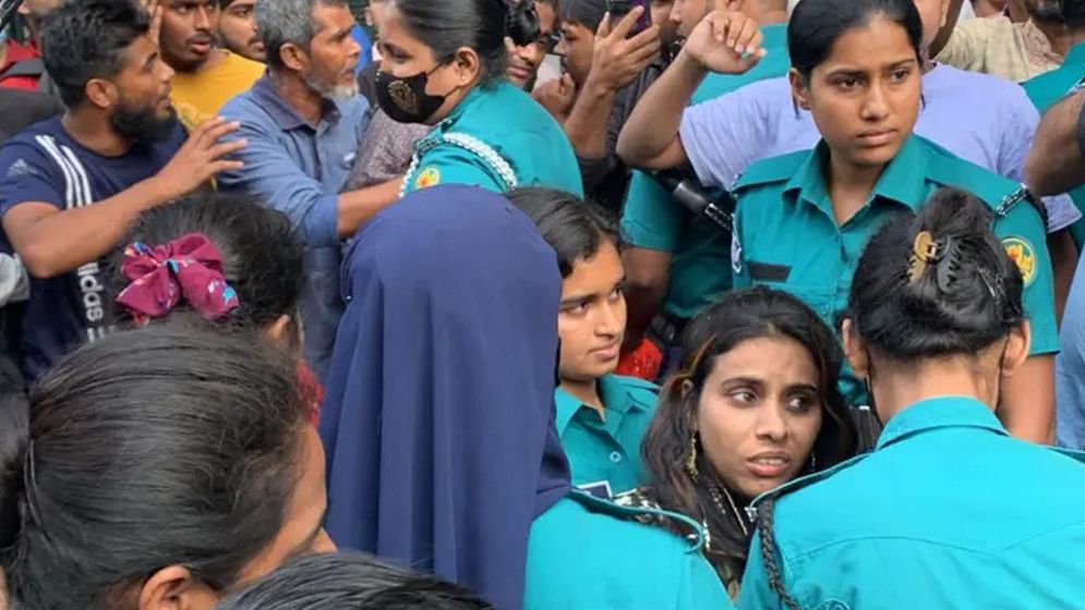 বঙ্গবন্ধু এভিনিউতে নারীসহ আ. লীগের কয়েকজন কর্মীকে মারধর, পুলিশে সোপর্দ