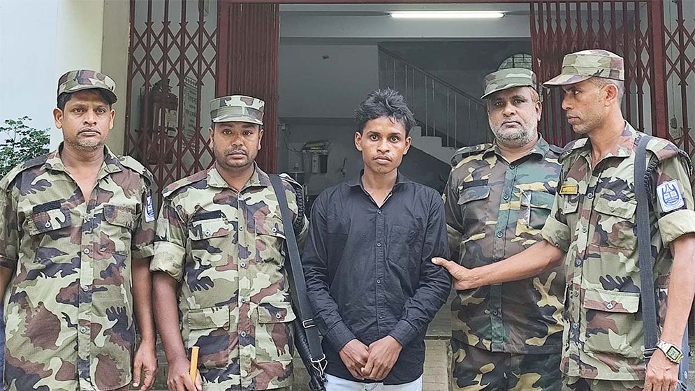 নয়টি সিমকার্ডসহ মেয়েদের হলে গোপনে ভিডিও করার সময় যুবক আটক