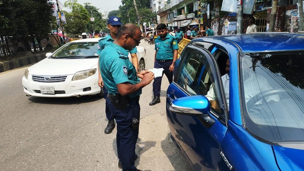 রাজধানীতে ট্রাফিক আইন লঙ্ঘনে প্রায় কোটি টাকা জরিমানা