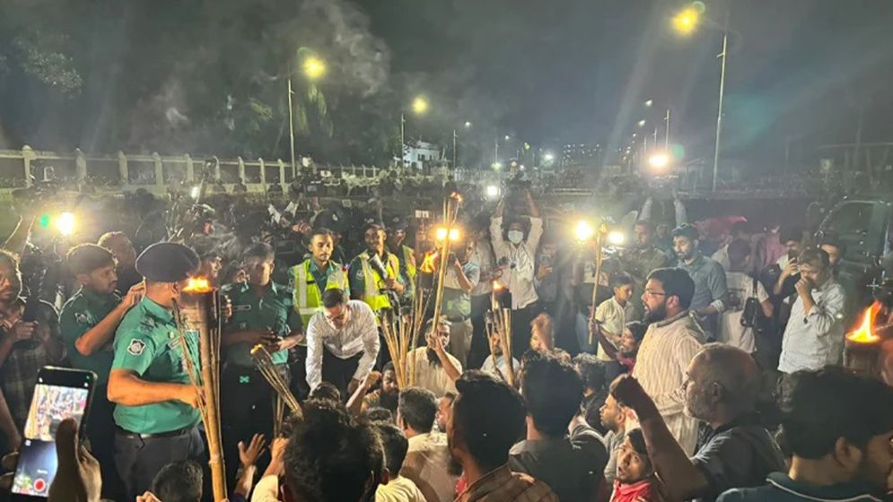 বঙ্গভবনের সামনে নতুন এক উপদেষ্টার বিরুদ্ধে মশাল মিছিল