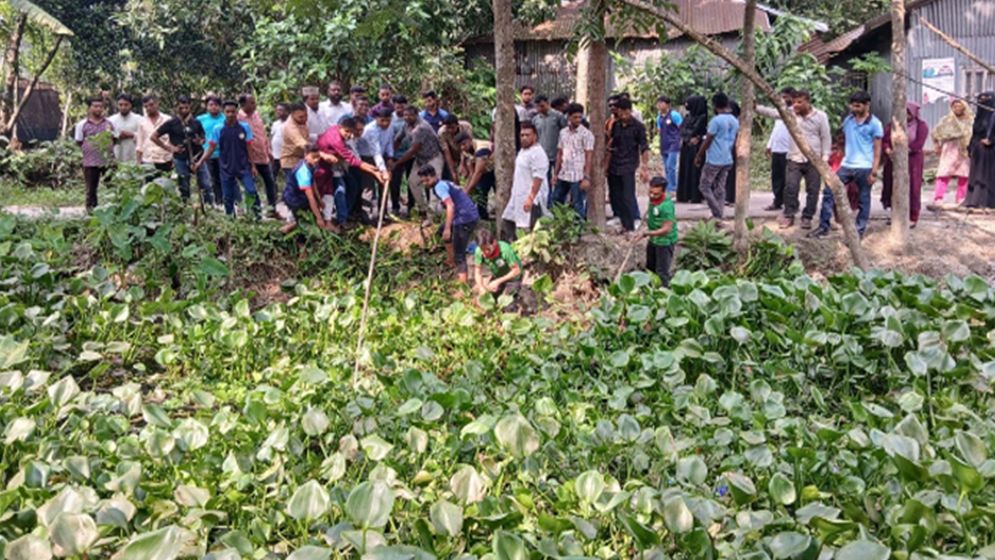 ইউএনওর নেতৃত্বে খাল পরিষ্কার করল বৈষম্য বিরোধী ছাত্ররা