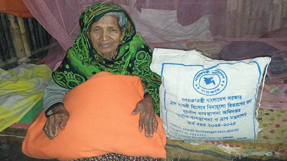 ভোরের কাগজে সংবাদ প্রকাশের পর খাবার ও শীতবস্ত্র পাঠালেন জেলা প্রশাসক