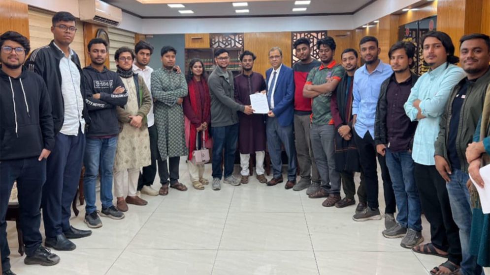 ঢাবির পরিবেশ সংস্কারে সিটি প্রশাসককে স্মারকলিপি প্রদান