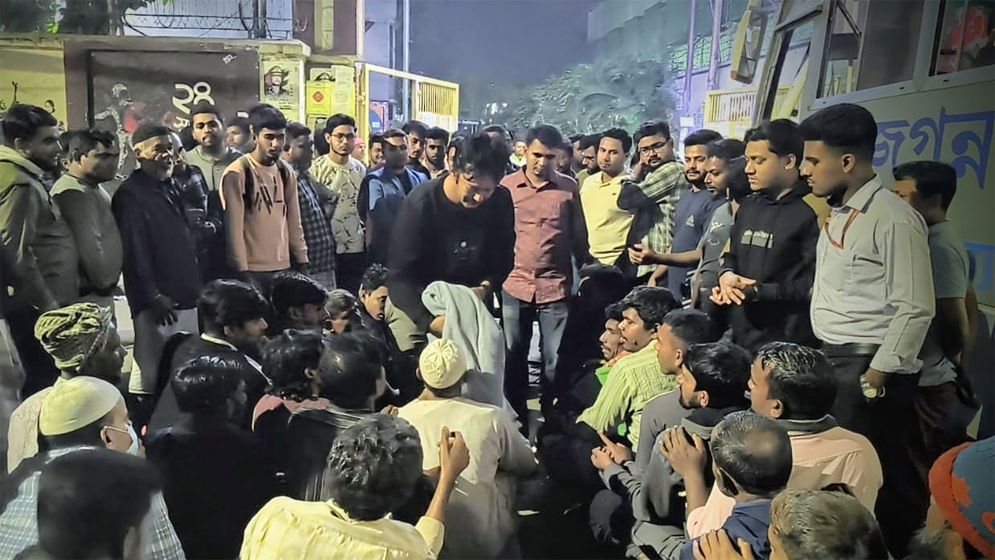 নিরাপত্তাকর্মী-অসহায়দের মাঝে জবি ছাত্রদল নেতার শীতবস্ত্র বিতরণ