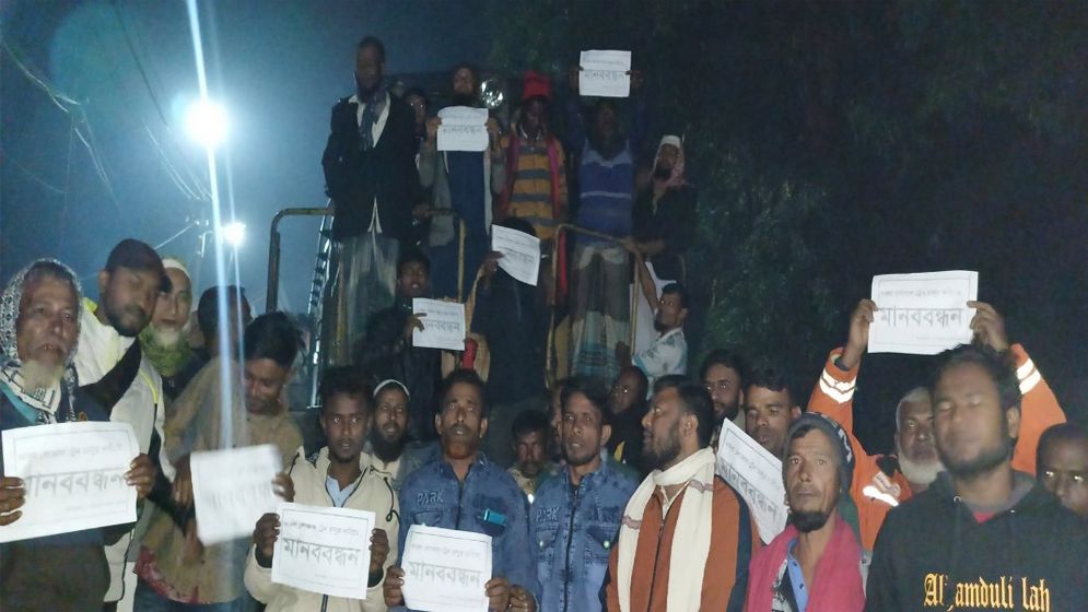 লোকাল ট্রেন চালুর দাবিতে ট্রেন আটকিয়ে বিক্ষোভ