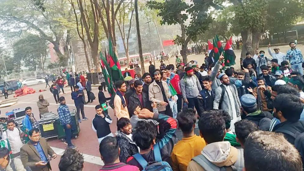 শহীদ মিনারে জড়ো হচ্ছেন শিক্ষার্থীরা