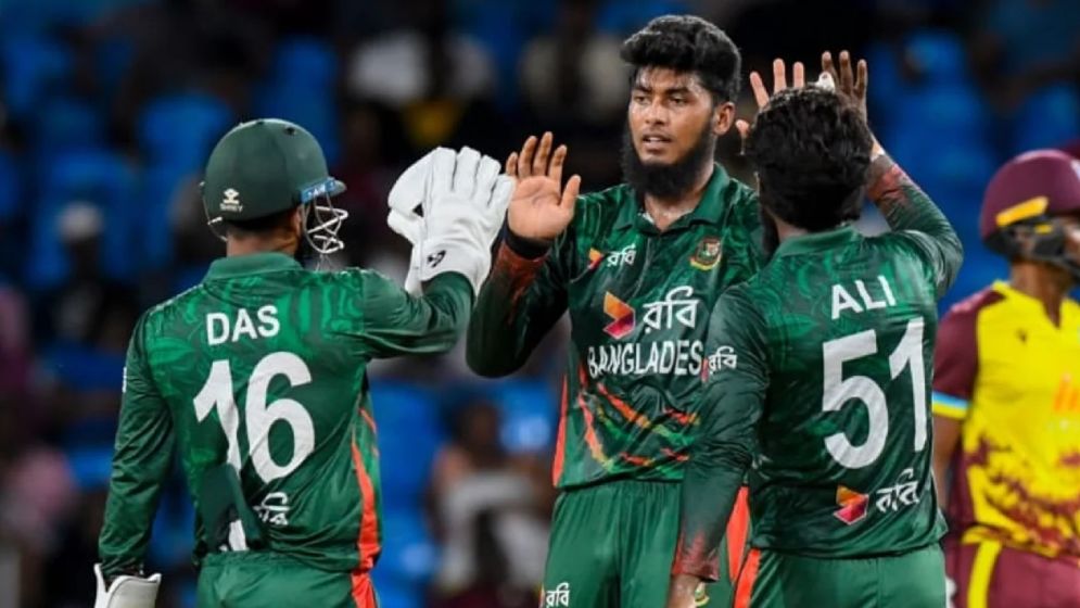বৃষ্টির কারণে খেলা বন্ধ