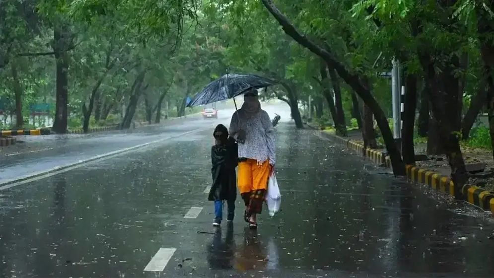 সারাদেশে বৃষ্টির পূর্বাভাস, কমবে তাপমাত্রা