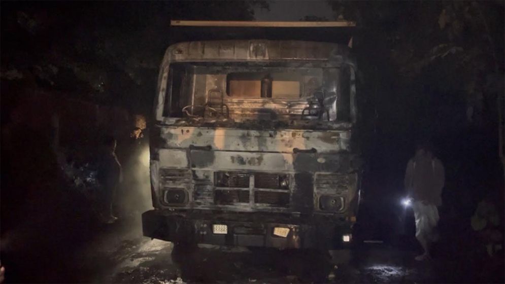 ড্রামট্রাক চাপায় নারীর মৃত্যু, ট্রাকে আগুন দিলো ক্ষুব্ধ জনতা