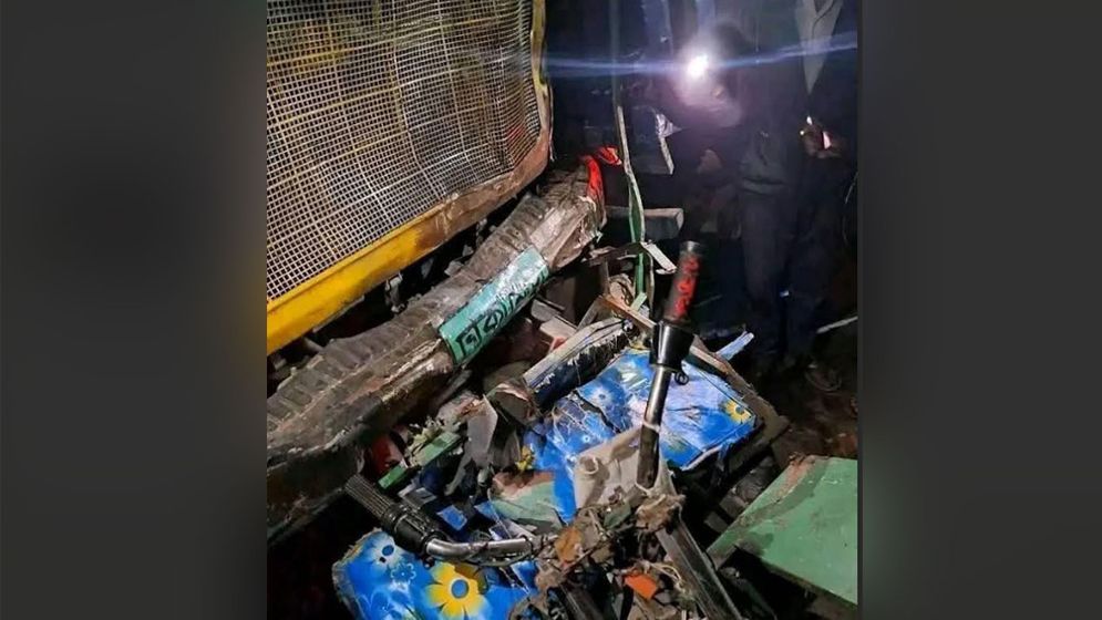 অটোরিকশাকে চাপা দিলো ট্রাক-কাভার্ড ভ্যান, নিহত ৪