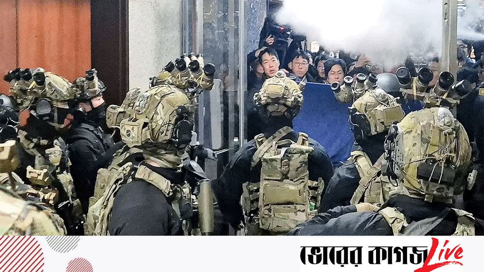 দক্ষিণ কোরিয়ায় আকস্মিক সামরিক আইন: কী ঘটছে?