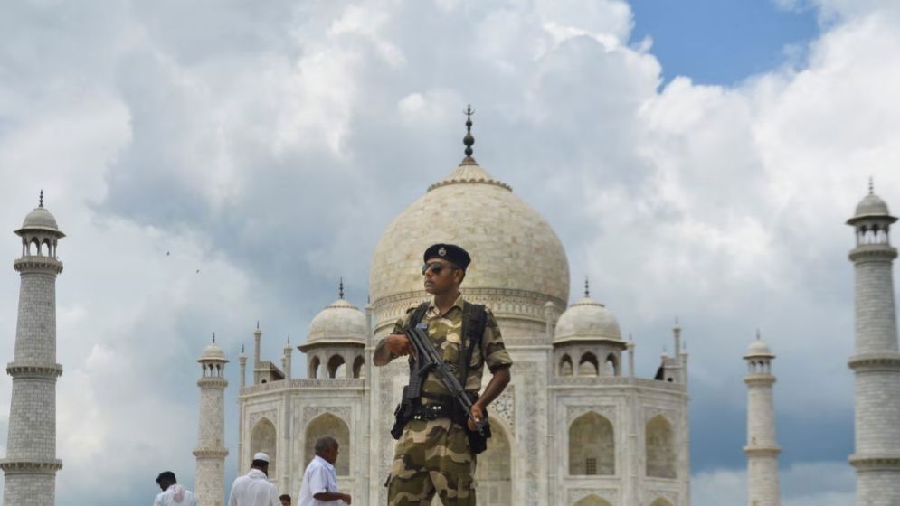 বোমা মেরে তাজমহল উড়ানোর হুমকি, থমথমে আগ্রা, নিরাপত্তা জোরদার