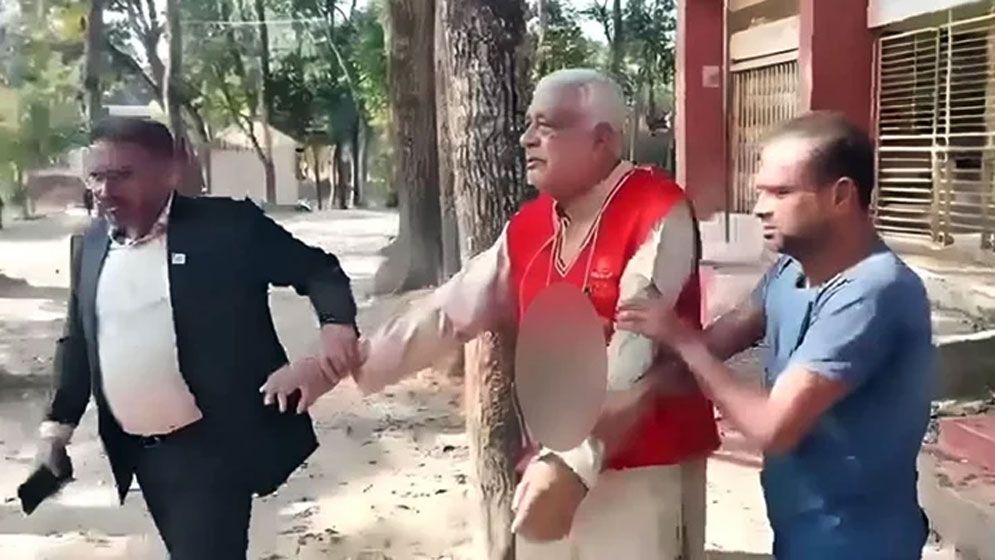 মুক্তিযোদ্ধার গলায় জুতার মালা, আটক ৫