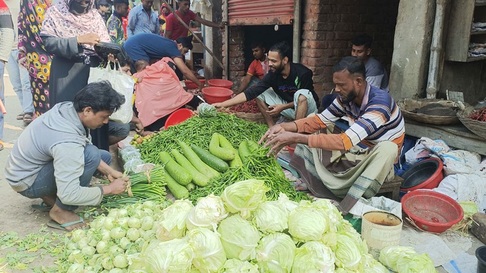 ১০ টাকায় ডেকে ডেকে বিক্রি হচ্ছে সবজি