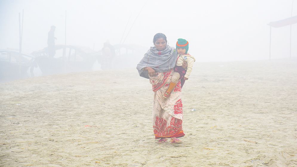 একদিনের ব্যবধানে ৩ ডিগ্রি কমলো তাপমাত্রা, শীতে বিপর্যস্ত হিলি