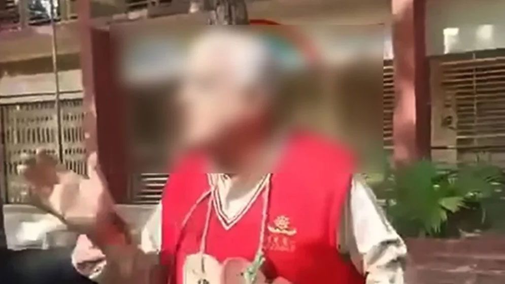 মুক্তিযোদ্ধার গলায় জুতার মালা, শত কোটি টাকার মানহানি মামলা