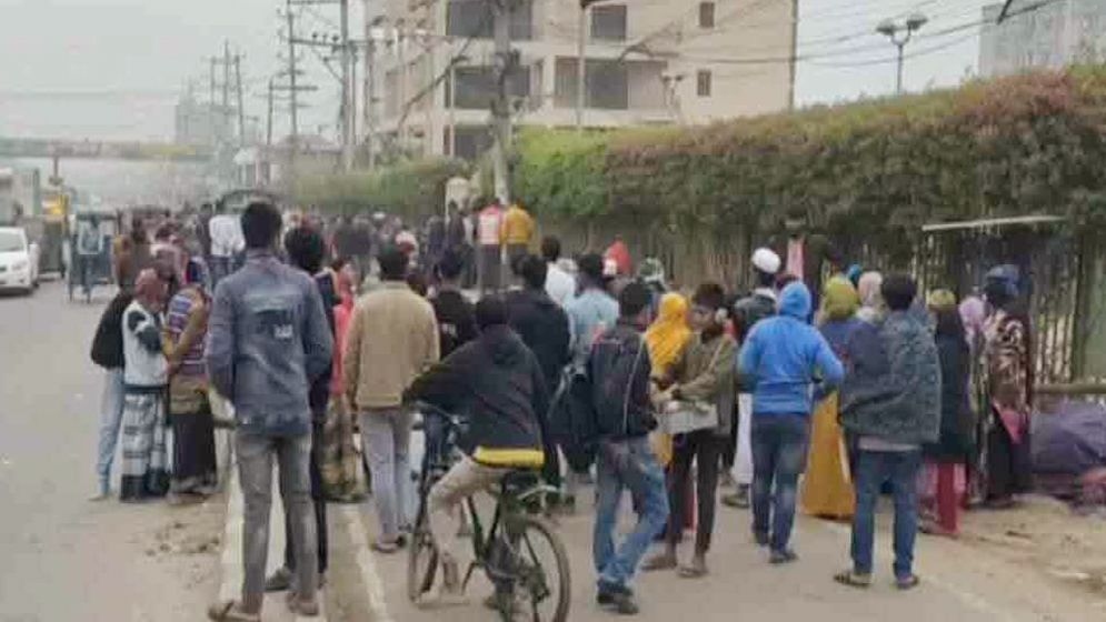 ধাওয়া করে পুলিশ ফাঁড়ির পাশেই যুবককে কুপিয়ে হত্যা