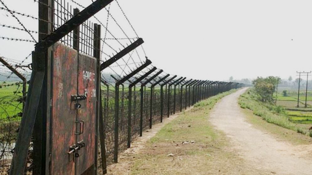 বাংলাদেশে প্রবেশের সময় ভারতীয়সহ আটক ৩