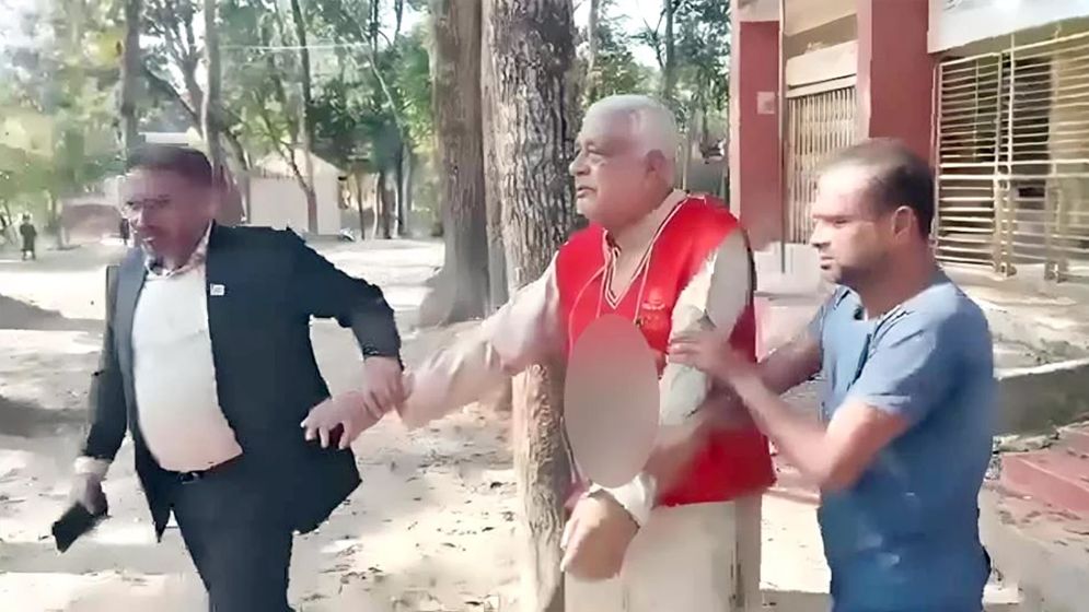 গলায় জুতার মালা, এলাকা ছাড়লেন সেই বীর মুক্তিযোদ্ধা
