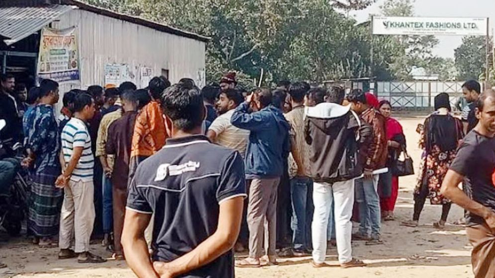 বকেয়া বেতনের দাবিতে গাজীপুরে শ্রমিকদের বিক্ষোভ