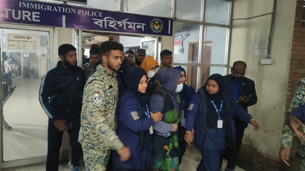 ভারতে যাওয়ার সময় ইডেন কলেজের ছাত্রলীগ নেত্রী ও তার ভাই আটক
