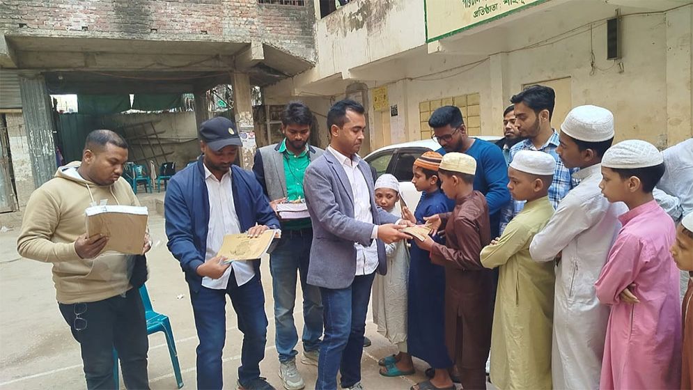 ছাত্রদল নেতা মোস্তাফিজের শিক্ষা উপকরণ বিতরণ