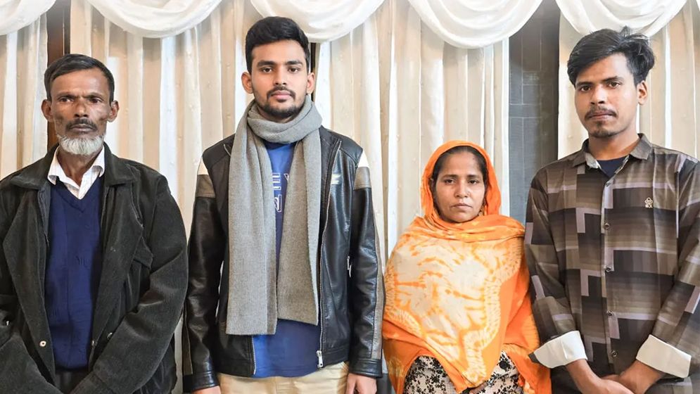 ফেলানীর পরিবারের দায়িত্ব নিলেন উপদেষ্টা আসিফ