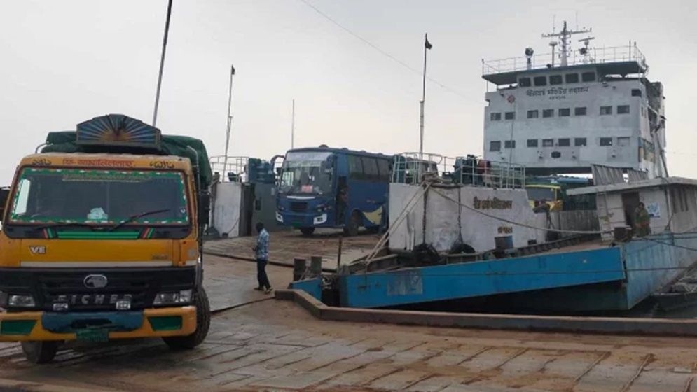 সাড়ে ৯ ঘণ্টা পর পাটুরিয়া-দৌলতদিয়া নৌরুটে ফেরি চালু
