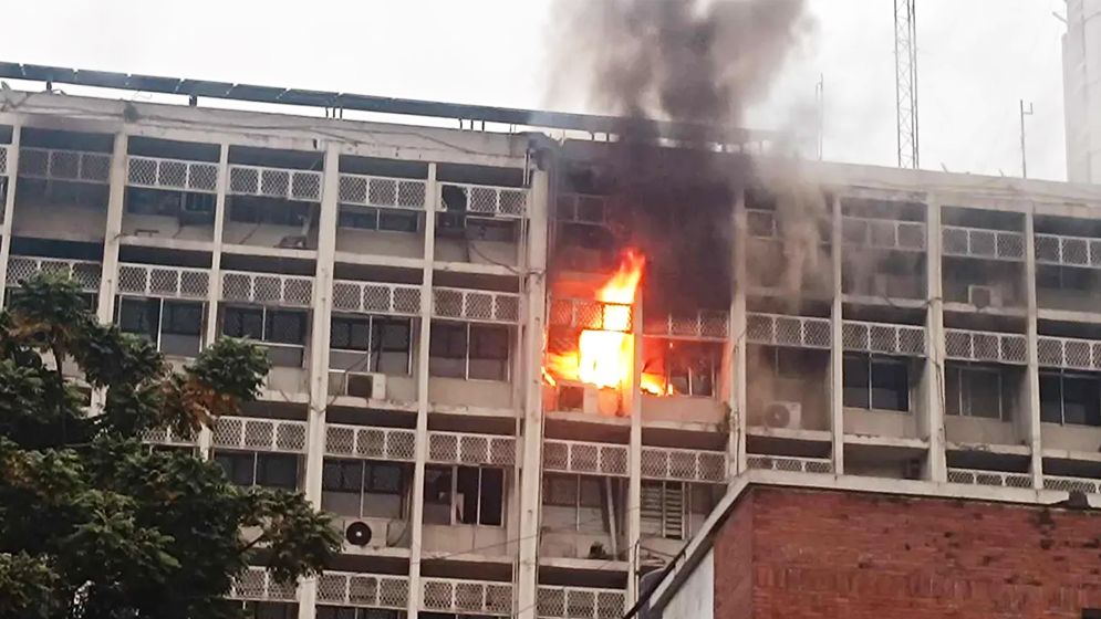 সচিবালয়ে আগুন: সন্দেহ তৈরি করা ৫ প্রশ্নে যে উত্তর পাওয়া গেলো