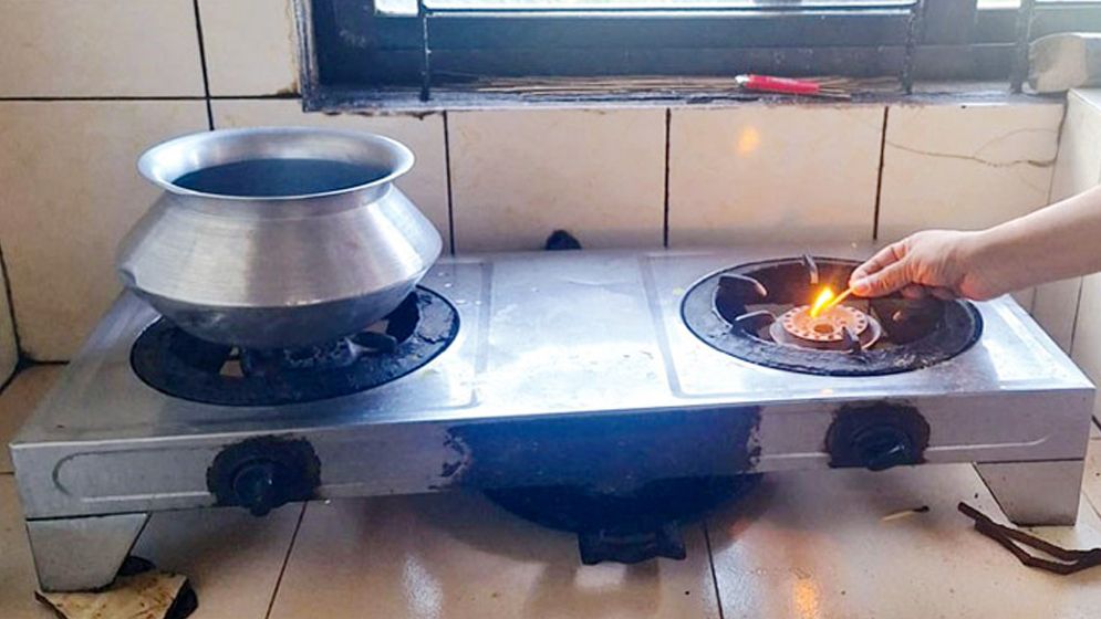 জ্বলছে না গ্যাসের চুলা, বাসাবাড়িতে রান্নায় ভোগান্তি
