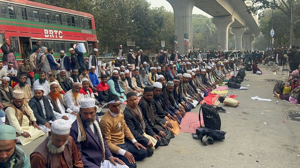 আন্দোলনে এসে নামাজ আদায় করলেন ইবতেদায়ি মাদ্রাসার শিক্ষকরা