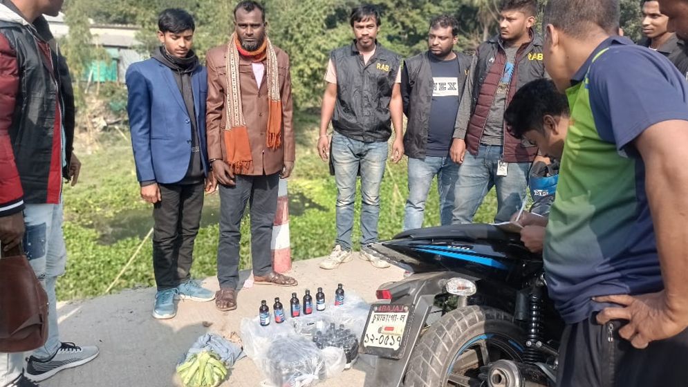 ১৫০ বোতল ফেনসিডিলসহ দুই মাদক কারবারি আটক