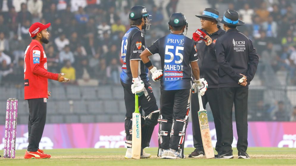 ফিল্ডিংয়ে বাধা দিলেন সোহান, মেহেদী আউট হলেন কেন?