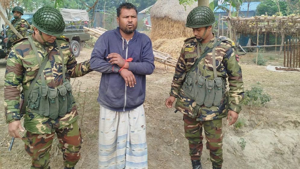 পাবনায় কুখ্যাত সন্ত্রাসী কবির বাবু গ্রেপ্তার