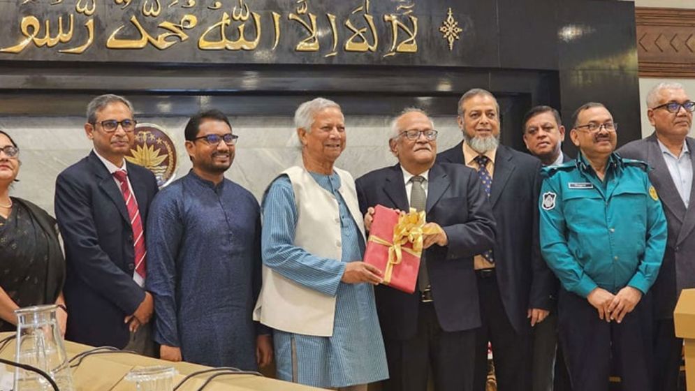 প্রধান উপদেষ্টার কাছে সংস্কার প্রস্তাব জমা দিলো কমিশন