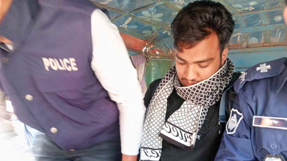 পরীক্ষা দিতে আসা ছাত্রলীগ কর্মীকে পুলিশে দিলো ছাত্রদল