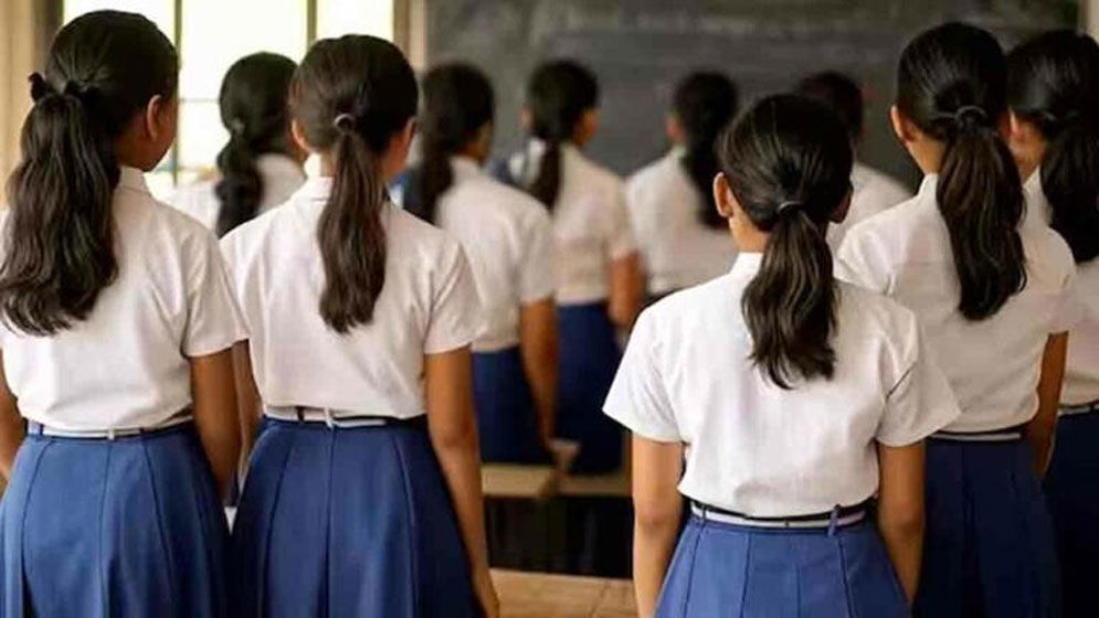 শার্ট ছাড়া ছাত্রীদের বাড়ি পাঠালেন অধ্যক্ষ 