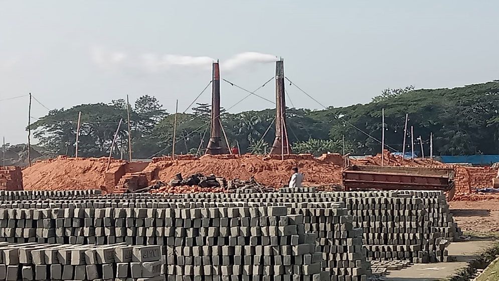 নোয়াখালীতে অবৈধ ইটভাটায় পরিবেশ বিপর্যয়, রহস্যময় ভূমিকায় প্রশাসন