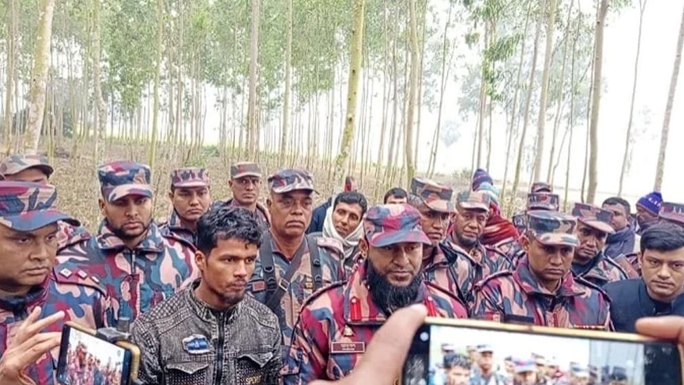 দিনাজপুরে বিএসএফ বাংলাদেশি কৃষককে ধরায় ভারতীয়কে ধরলো স্থানীয়রা