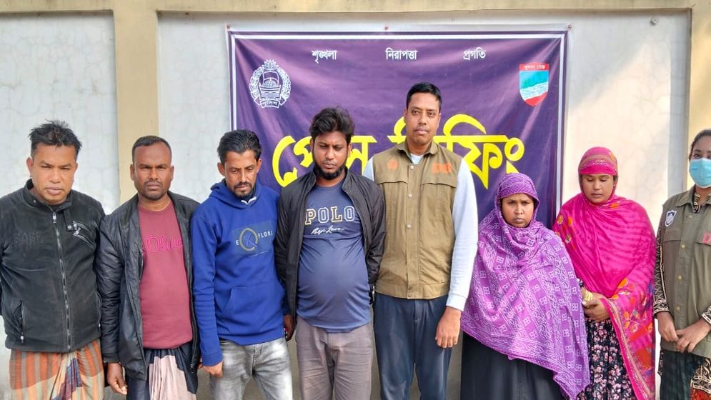 চৌগাছায় ‘হানি ট্র্যাপ’ চক্রের নারীসহ গ্রেপ্তার ৬