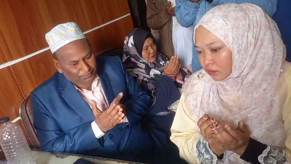 ১৪ বছরের প্রেম, নাটোরে এসে ঘর বাঁধলেন মালয়েশিয়ান নারী