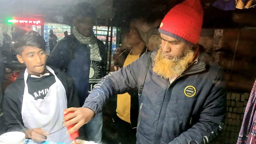 ফুটপাতে হালিম বিক্রি করেন শিক্ষক, সহযোগিতা করেন শিক্ষার্থীরা