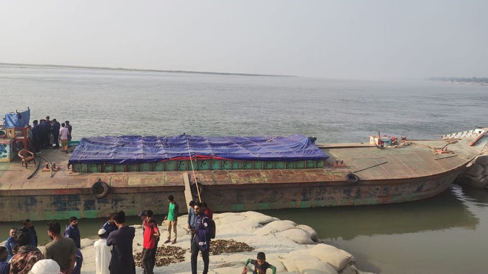 মুন্সীগঞ্জ থেকে লুট হওয়া ফার্নেস অয়েল সিরাজগঞ্জে উদ্ধার, গ্রেপ্তার ৫