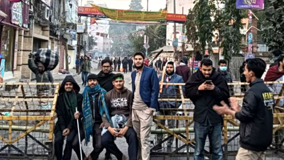 আলিয়া মাদ্রাসা মাঠে হচ্ছে না বিচারকাজ, সড়ক ছাড়লেন শিক্ষার্থীরা