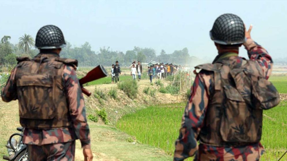 বিজিবির বাধায় কাঁটাতারের বেড়া নির্মাণ বন্ধ করতে বাধ্য হলো বিএসএফ